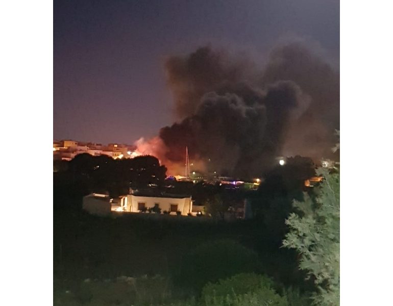 In fiamme cimiteri barconi a Lampedusa