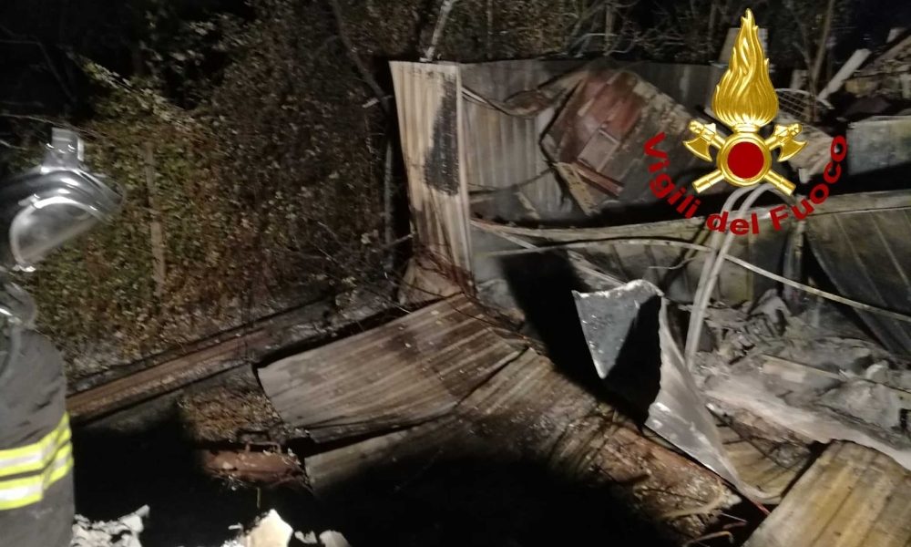 In fiamme deposito nel Cosentino, intossicato operaio