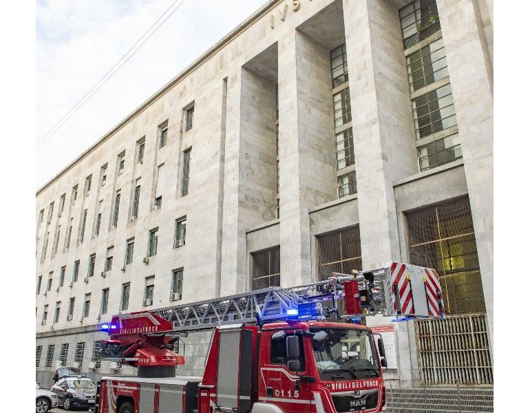 In fiamme piano Palagiustizia a Milano