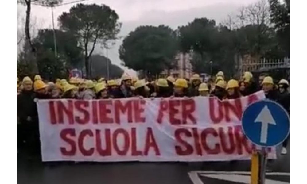 In piazza a Massa per sicurezza scuole