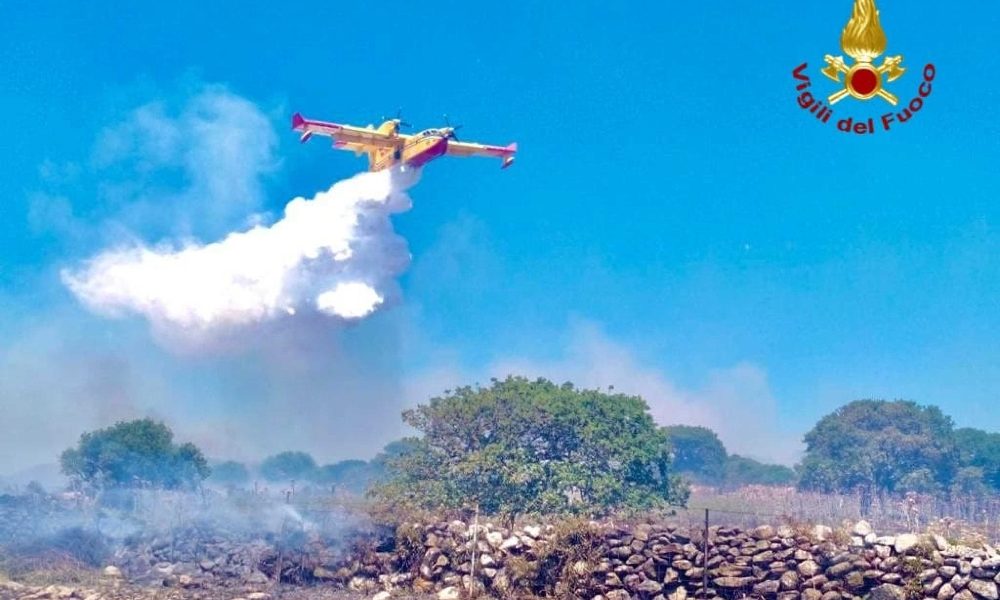 Incendi: fiamme vicino case nel Nuorese, in volo Canadair