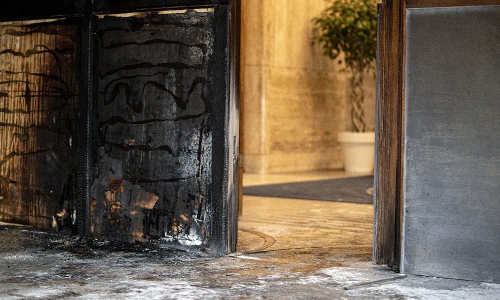 Incendiato portone Istituto Superiore Sanità a Roma