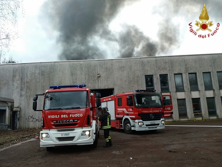 Oltrona San Mamette, incendio nel capannone diventato deposito di rifiuti