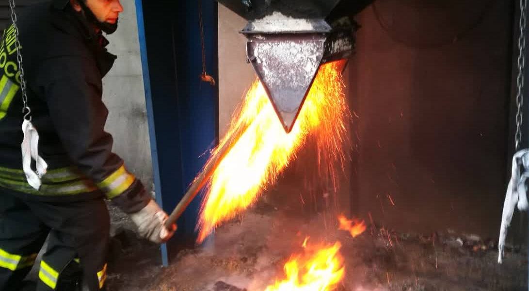 Allarme incendio a Castelmarte. I vigili del fuoco intervengono in un silos