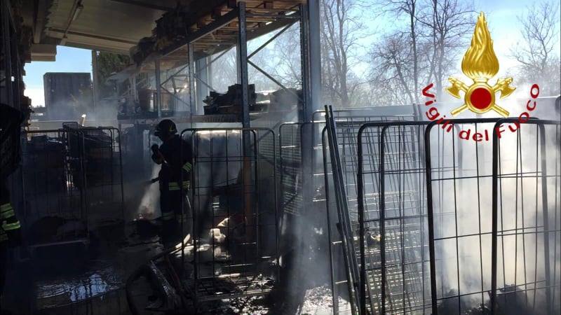 Bregnano: incendio in un esercizio commerciale, pronto intervento dei vigili del fuoco