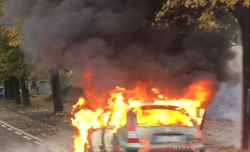 Incendio di un’auto a Cantù. L’intervento dei vigili del fuoco