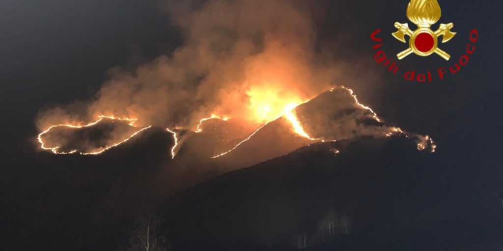 Incendio nei boschi di Garzeno. Sul posto tre squadre di vigili del fuoco