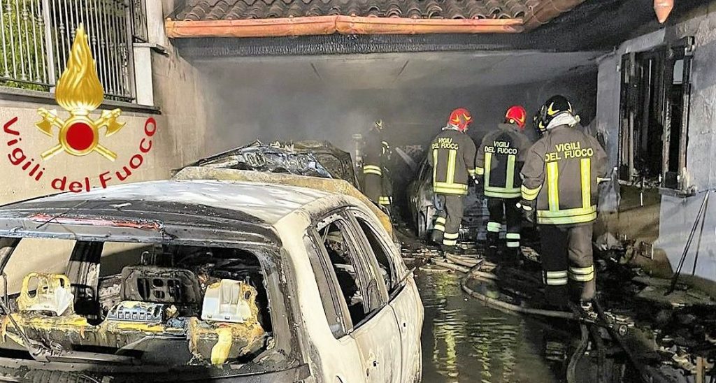 Incendio in una villetta: distrutte tre auto