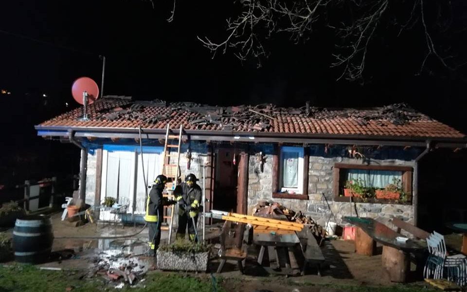 Incendio a Lanzo Intelvi, in fiamme il tetto di un ristorante