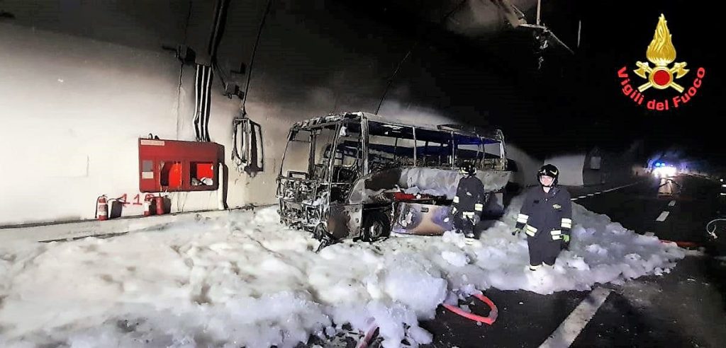 Incendio dell’autobus: tutti a casa i ragazzi finiti al pronto soccorso