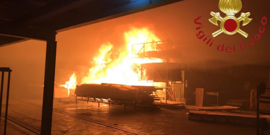 Incendio in una ditta di Novedrate, domate le fiamme dopo ore di lavoro – LA GALLERY