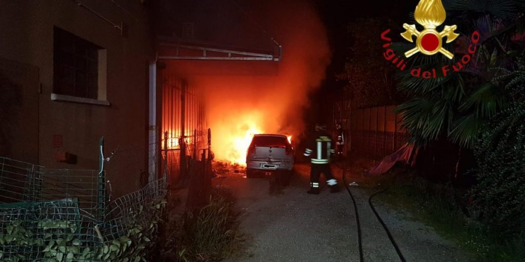 L’incendio di Rebbio non è stato accidentale. Indaga la Squadra mobile: sono tre le auto distrutte