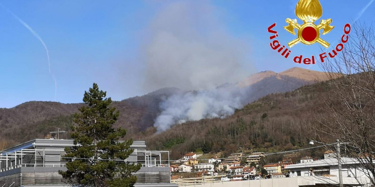 Boschi in fiamme sopra Tavernerio, vigili del fuoco al lavoro