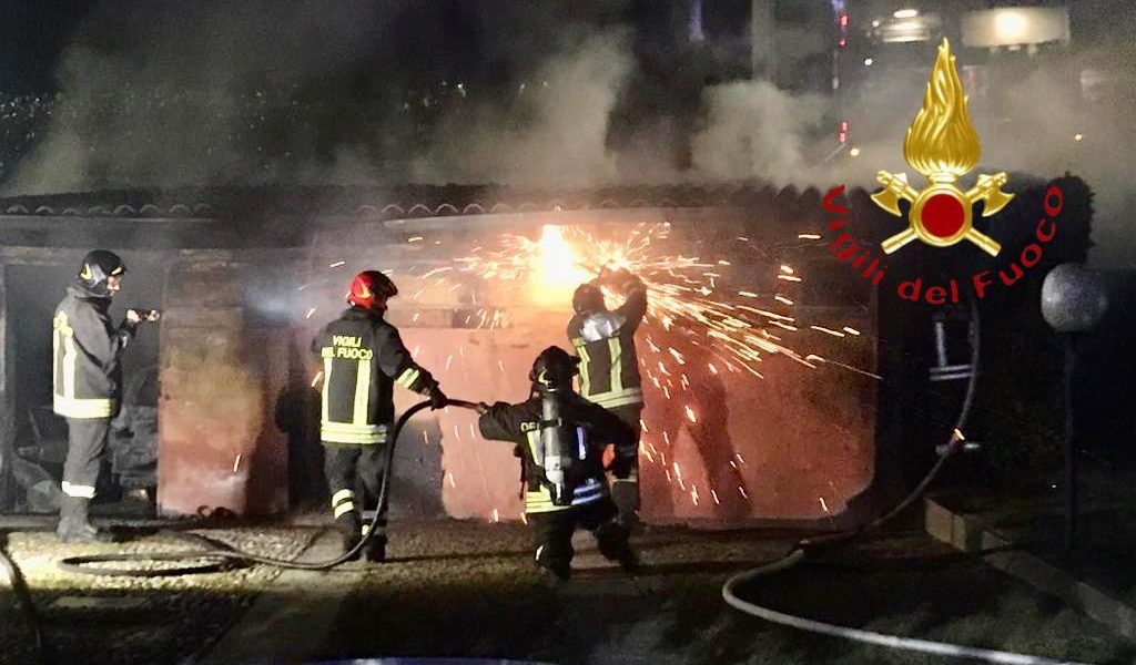 Auto distrutte e box in fumo. L’ipotesi: il rogo partito da un bracere