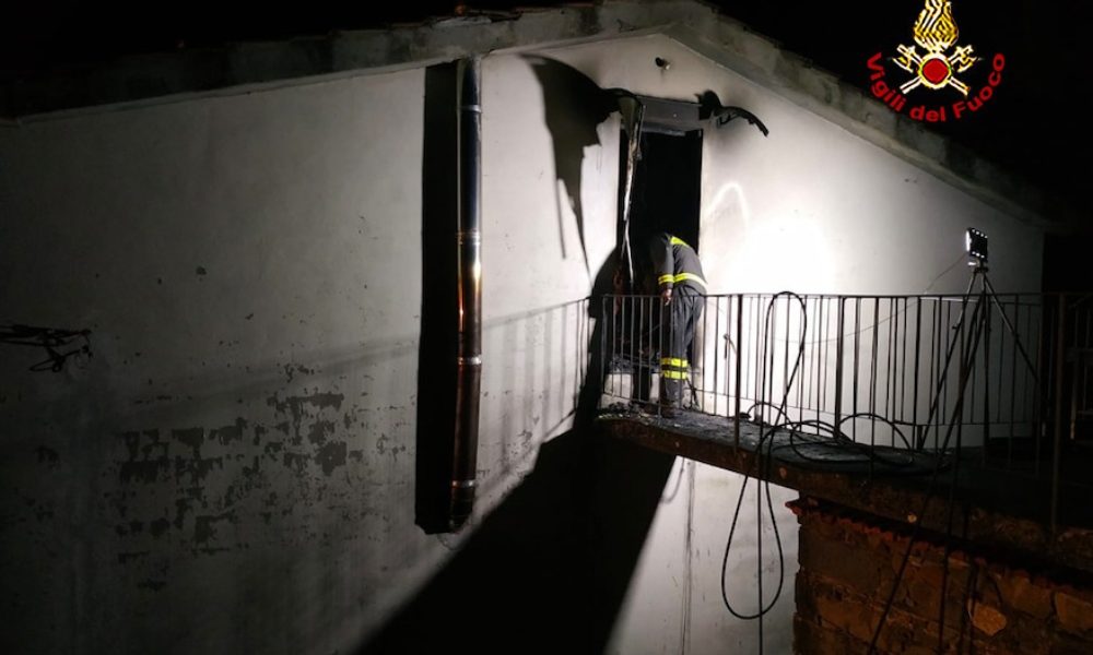 Incendio casa in Lucchesia, morta 14enne
