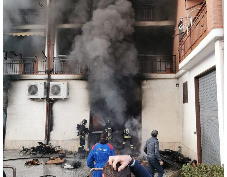 Incendio distrugge negozio nel Foggiano
