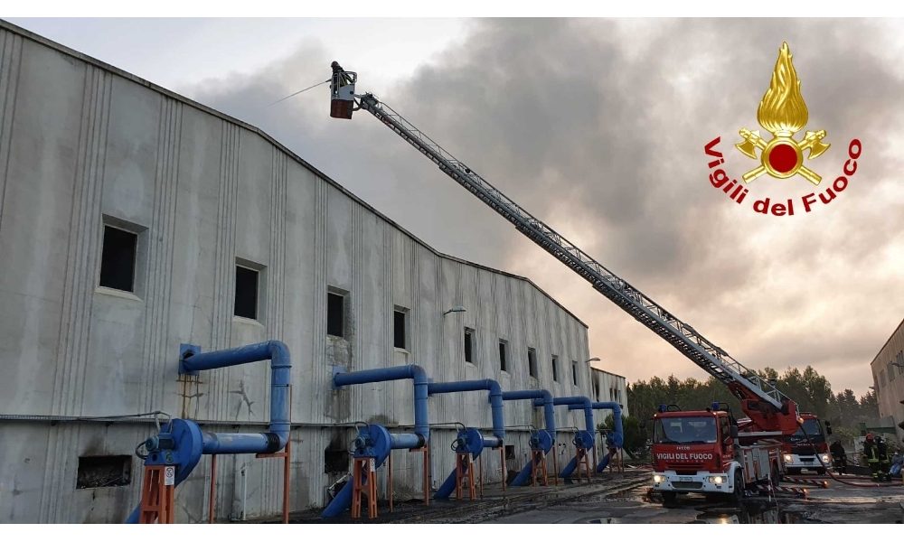 Incendio in impianto rifiuti, scuole chiuse per denso fumo