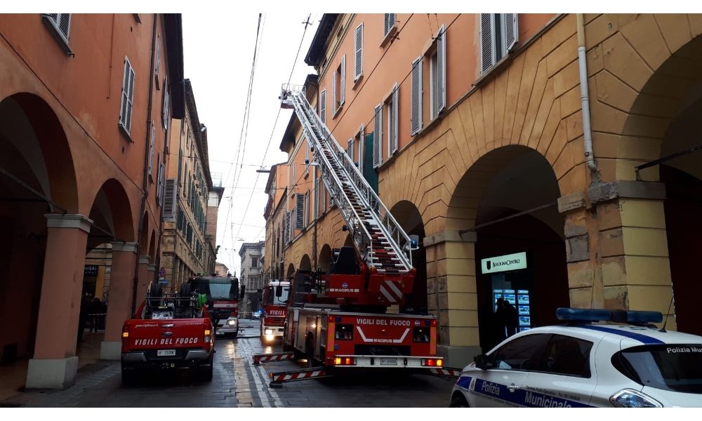 Incendio in palazzo a Bologna, un morto