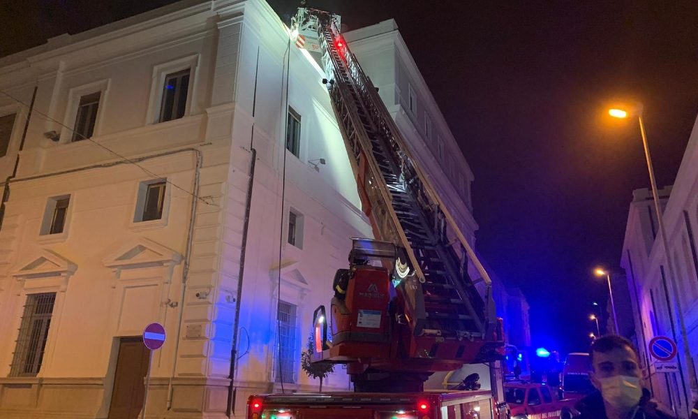 Incendio sul tetto della Corte d’appello di Reggio Calabria