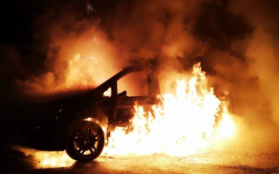 Incendio di un’auto in via Giussani. Pronto intervento dei vigili del fuoco