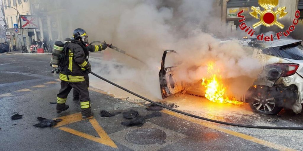 Auto in fiamme, caos sulla Napoleona