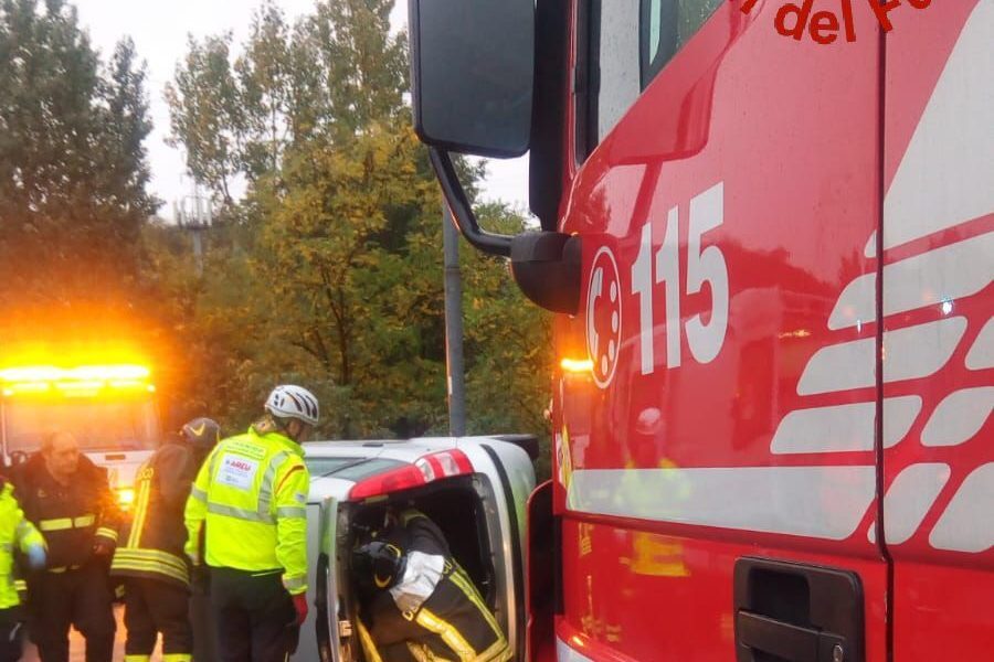 Incidente in città, auto ribaltata in via Bayer. Ferito un uomo di 77 anni
