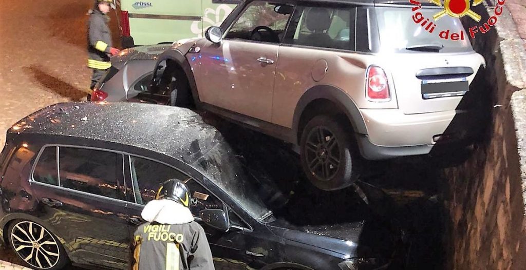 Incidente ad Argegno: auto sfonda il guard-rail e finisce su due vetture parcheggiate