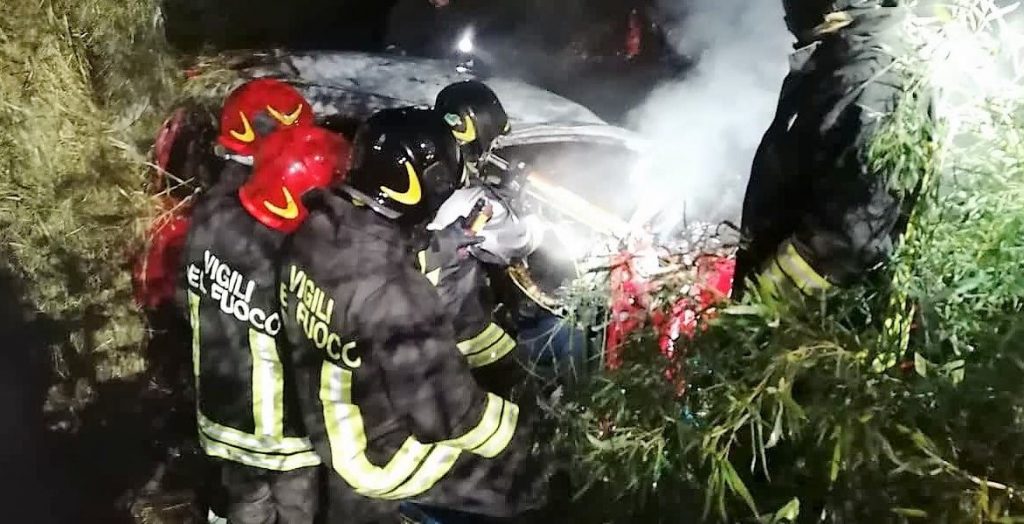 Drammatico incidente: una donna perde la vita nell’auto in fiamme, uomo gravissimo