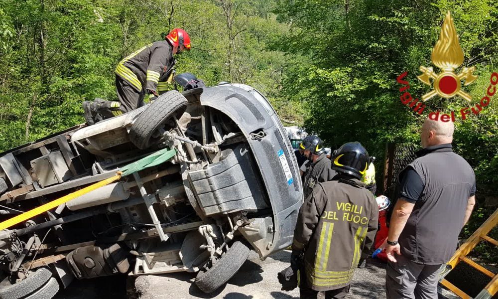 Camion si ribalta a Castelmarte: ferito un 30enne