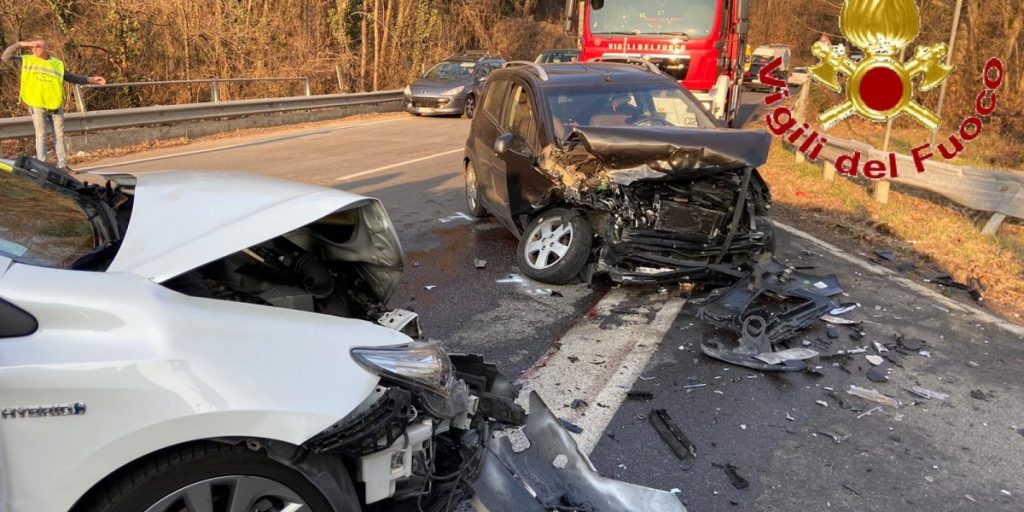 Incidente fra auto a Fino Mornasco: tre feriti