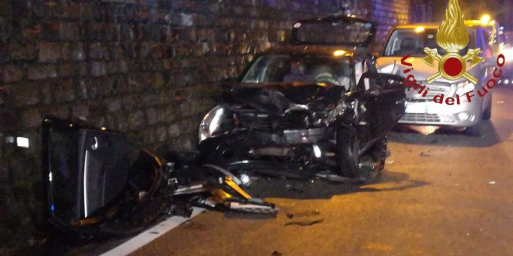 Incidente sulla Regina: intervento dei pompieri per salvare una persona incastrata fra le lamiere