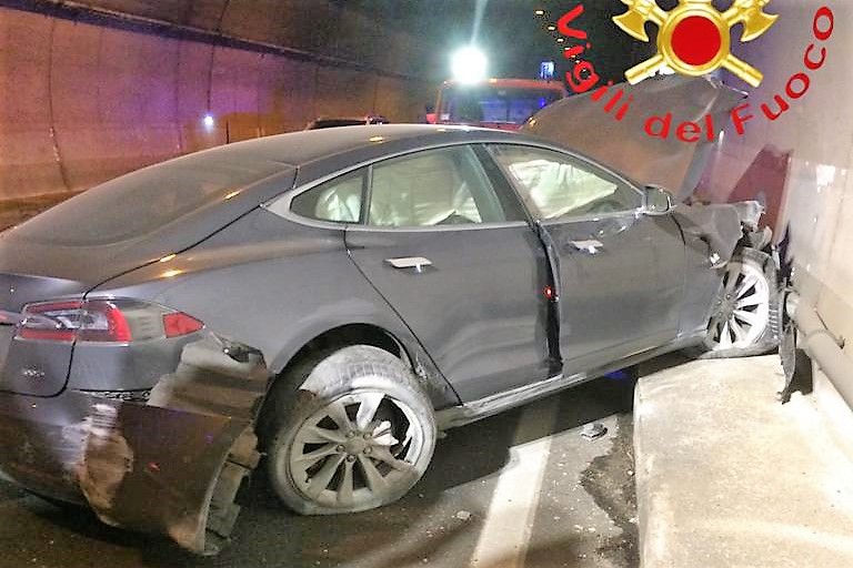 Incidente a Menaggio: auto elettrica pesantemente danneggiata in galleria