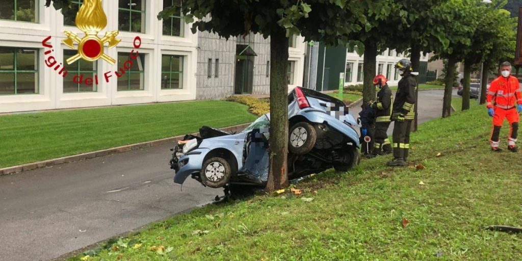 Incidente mortale a Canzo: una donna di 45 anni perde la vita nell’impatto contro un albero