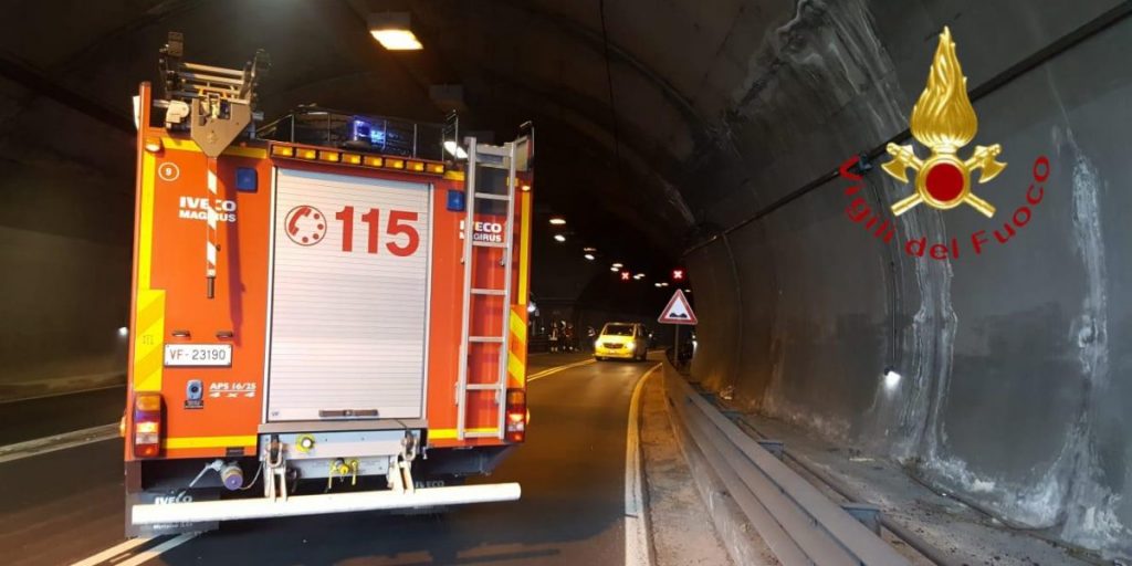 Incidente mortale nella galleria di Dongo: un motociclista ha perso la vita