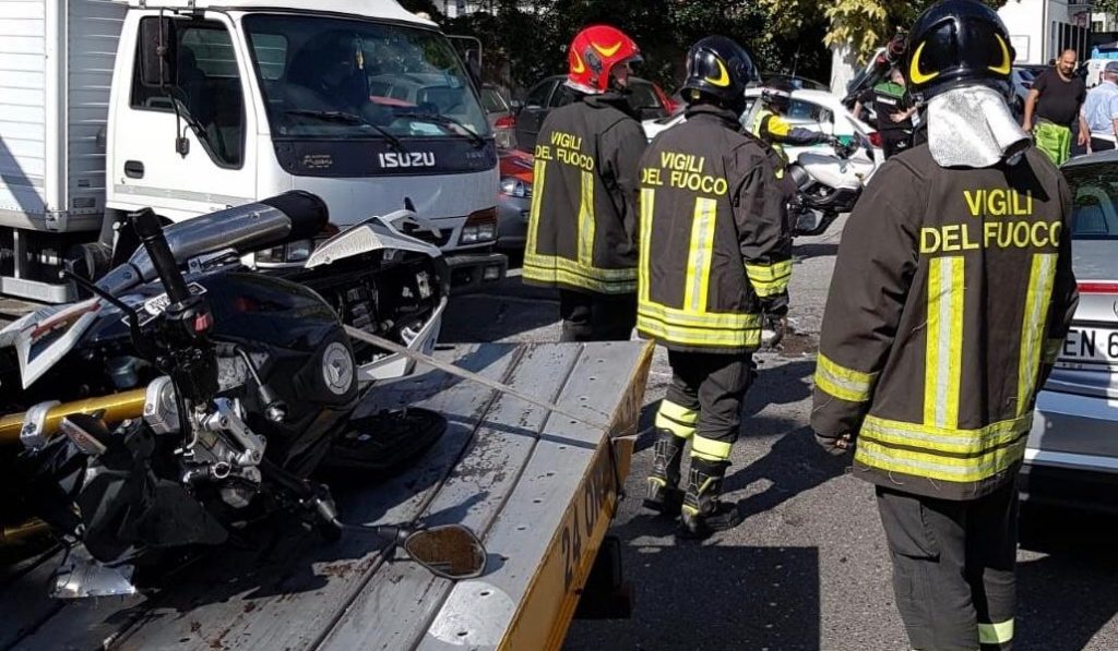 Incidente in moto, ragazzi feriti in via Scalabrini