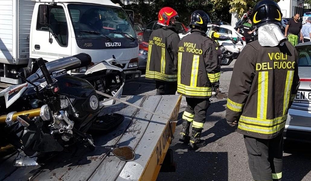 Incidente in moto, ragazzi feriti in via Scalabrini