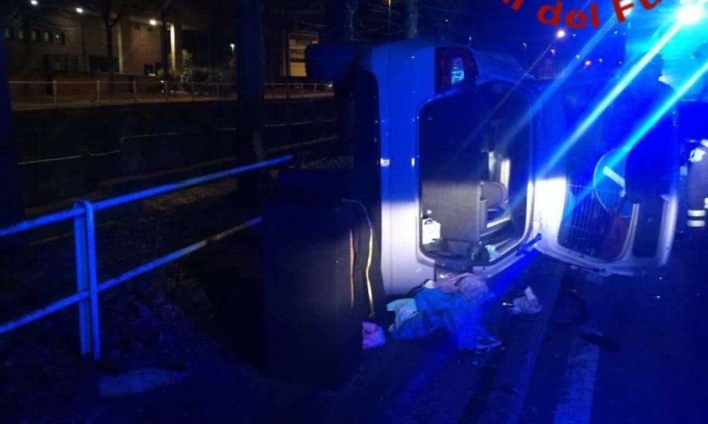 Incidente lungo il Cosia: auto si ribalta e rischia di precipitare