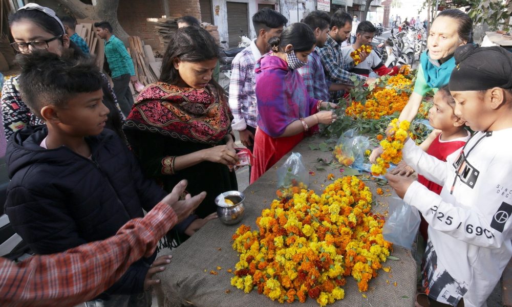 India celebra Maha Shrivrati, milioni si immergono in Gange