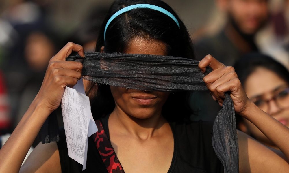 India: morta donna bruciata da stalker