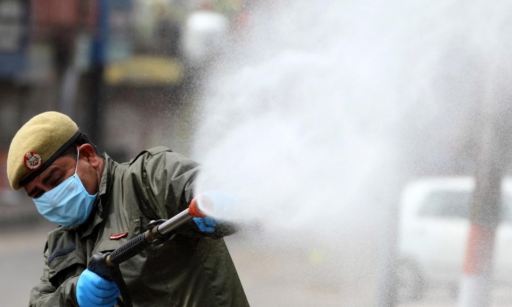 India, spray spruzzato sui lavoratori