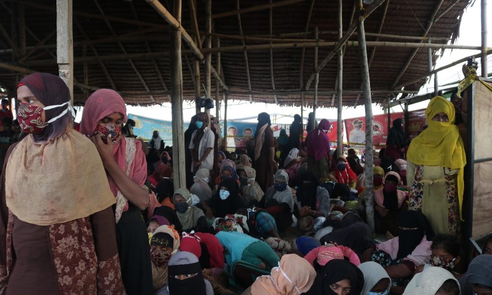 Indonesia: 300 profughi Rohingya sbarcati dopo mesi in mare