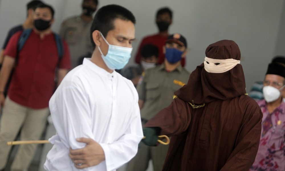 Indonesia: 80 frustate a coppia gay per avere fatto sesso