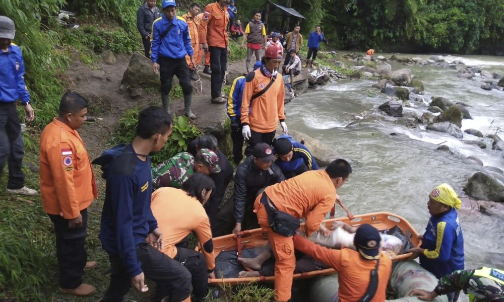 Indonesia: bus in burrone, 28 morti