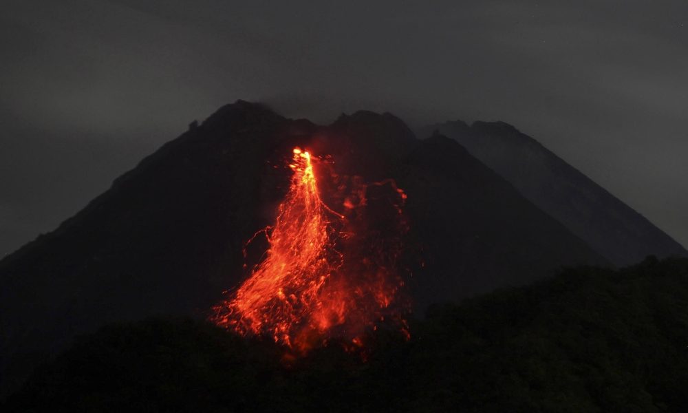 Indonesia: violenta eruzione vulcano Merapi a Yogyakarta