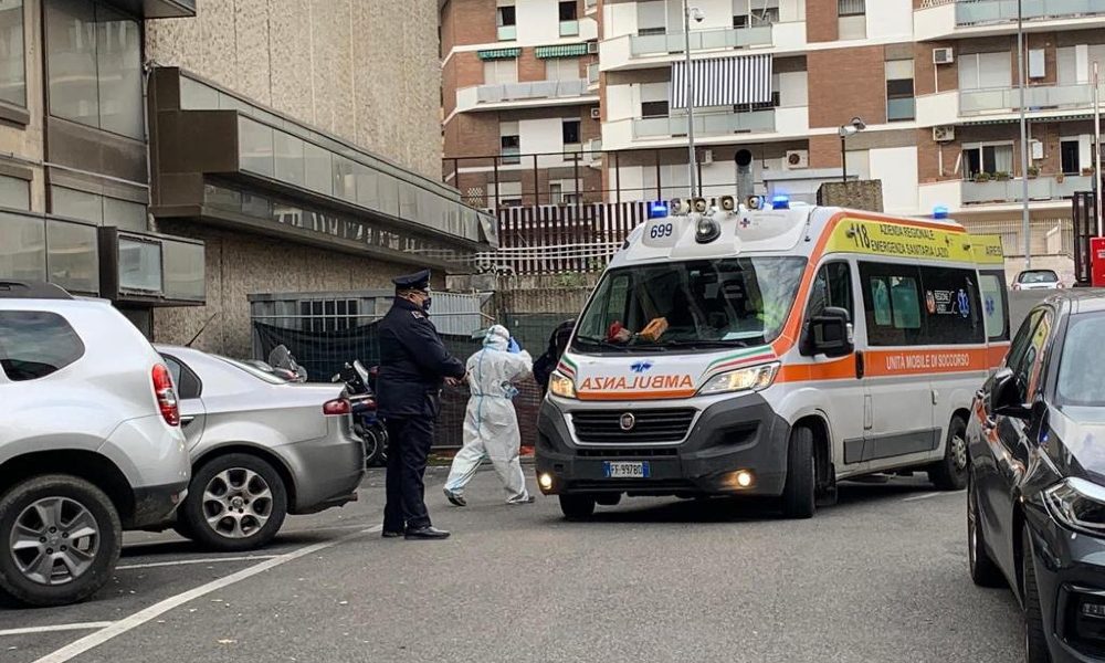 Inseguono 118 con paziente e picchiano autista, presi 3 giovani