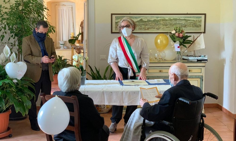 Insieme da 50 anni rinnovano matrimonio in hospice