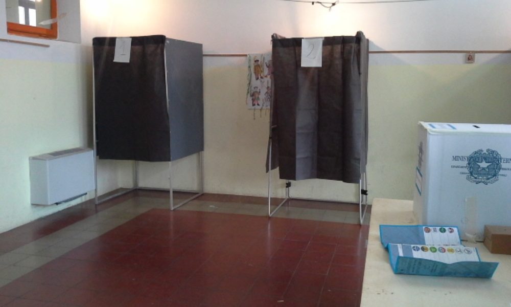 Interdetto ma fa lo scrutatore, denuncia