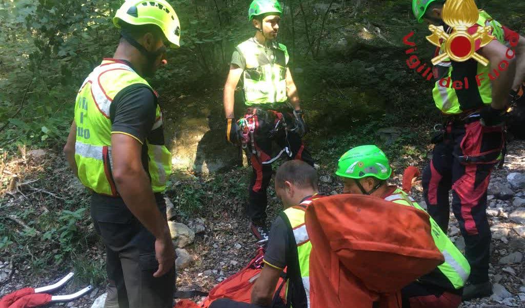 Cade in montagna, recuperata una 83enne. Paura nella località Terz’Alpe