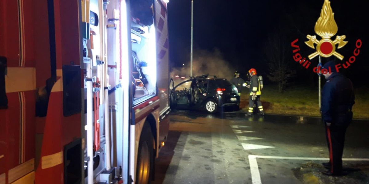 Auto in fiamme a Fino Mornasco: l’intervento dei vigili del fuoco