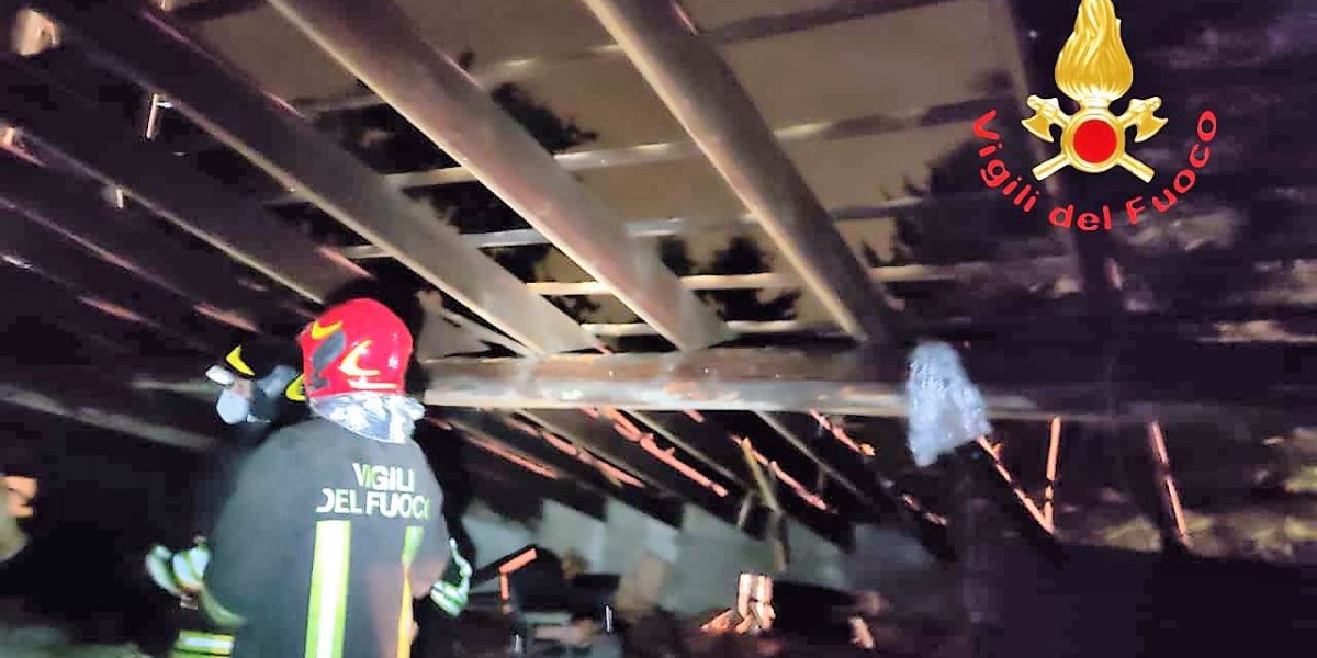 Fulmine colpisce abitazione: danni ingenti